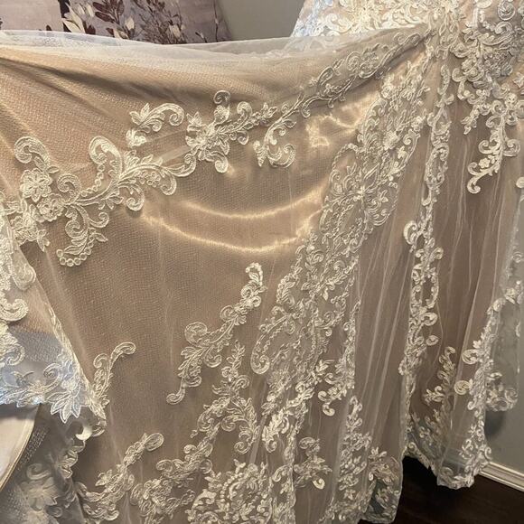 Elegant Lace Wedding Dress in Cream - Picture 10 of 12